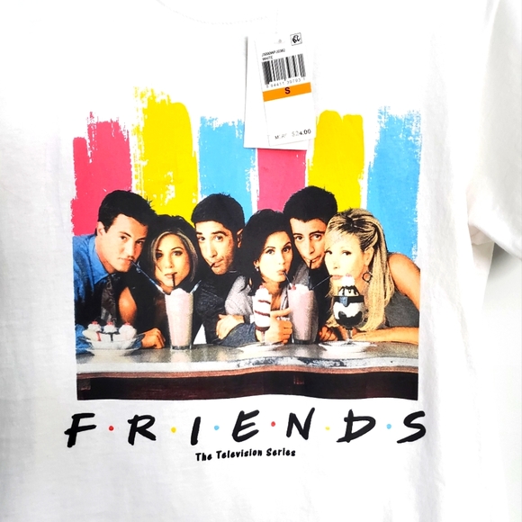 Friends Graphic T-shirt - Picture 4 of 10